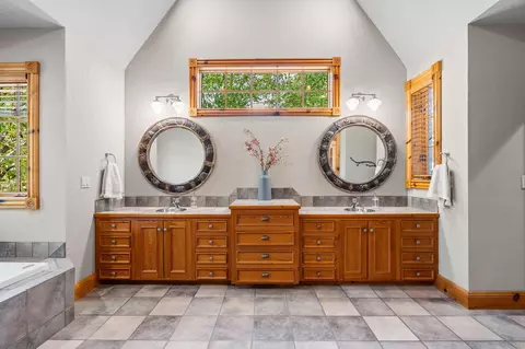 Bath - 4827 S Landon Ct, Springfield, MO 65810 photo 2 of 11