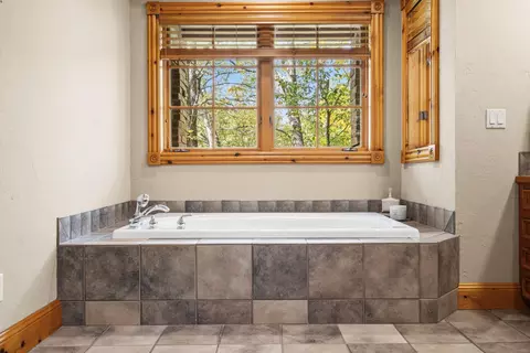 Bath - 4827 S Landon Ct, Springfield, MO 65810 photo 4 of 11