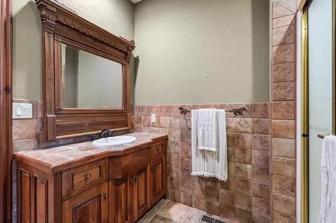 Bath - 4827 S Landon Ct, Springfield, MO 65810 photo 8 of 11