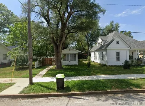 211 Monroe St S, Versailles, MO 65084 photo 1