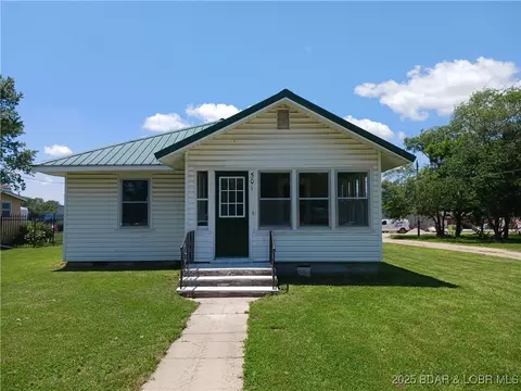 501 S Oak St, Versailles, MO 65084