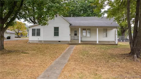 601 Mcnair St, Versailles, MO 65084