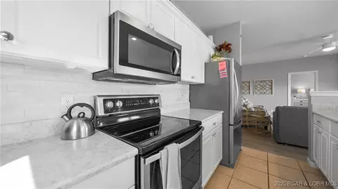 Kitchen - 492 Regatta Bay Dr #4E, Lake Ozark, MO 65049 photo 5 of 5