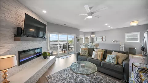 492 Regatta Bay Dr #4E, Lake Ozark, MO 65049