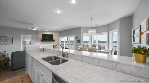 Kitchen - 492 Regatta Bay Dr #4E, Lake Ozark, MO 65049 photo 3 of 5
