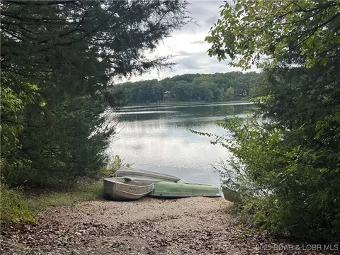 70 Bloomington Dr, Lake Ozark, MO 65049