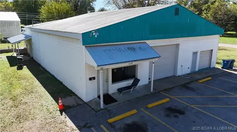 134 W 8th St, Eldon, MO 65026