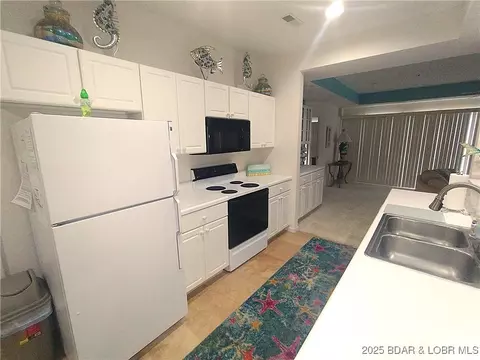 Kitchen - 910 E Harbour Towne Dr #E-910, Lake Ozark, MO 65049 photo 1 of 4