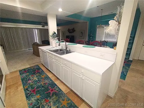 Kitchen - 910 E Harbour Towne Dr #E-910, Lake Ozark, MO 65049 photo 2 of 4