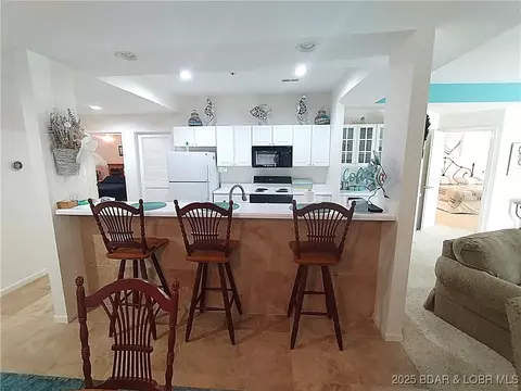 Kitchen - 910 E Harbour Towne Dr #E-910, Lake Ozark, MO 65049 photo 4 of 4