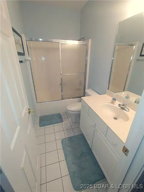 Bath - 910 E Harbour Towne Dr #E-910, Lake Ozark, MO 65049 photo 3 of 4