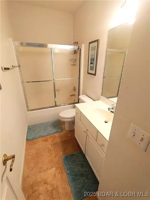 Bath - 910 E Harbour Towne Dr #E-910, Lake Ozark, MO 65049 photo 4 of 4