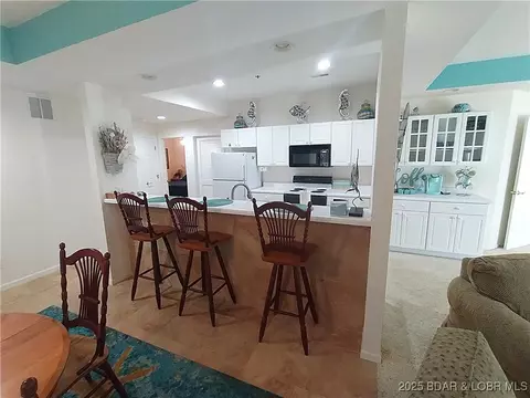 Kitchen - 910 E Harbour Towne Dr #E-910, Lake Ozark, MO 65049 photo 3 of 4