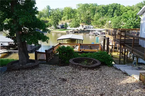 401 Putt N Bay Dr, Sunrise Beach, MO 65079