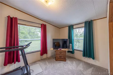 Bedroom - 34801 Drennon Chapel Rd, Edwards, MO 65326 photo 2 of 4
