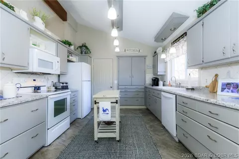 Kitchen - 39 Rustic Pl, Camdenton, MO 65020 photo 2 of 6