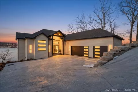 957 Grand View Dr, Sunrise Beach, MO 65079