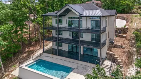 957 Grand View Dr, Sunrise Beach, MO 65079