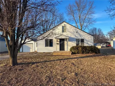 203 W Magnolia, Versailles, MO 65084