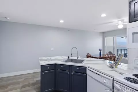Kitchen - 575 Park Place Dr #2B, Kaiser, MO 65047 photo 3 of 4
