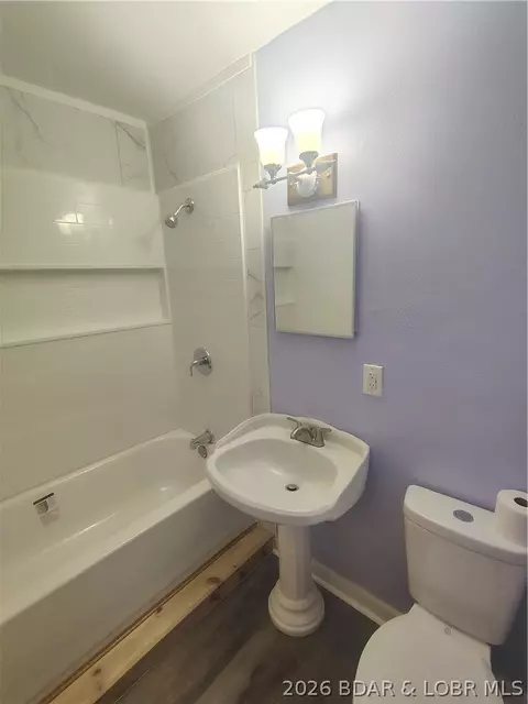Bath - 1105 Lay Ave, Warsaw, MO 65355 photo 4 of 10