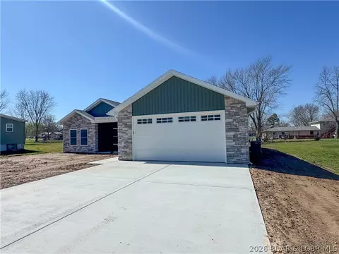 Exterior - 135 Mcdonald Ave, Versailles, MO 65084 photo 2 of 6