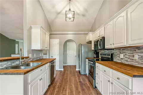 Entry Way - 1380 Bluff Dr, Osage Beach, MO 65065 photo 4 of 5