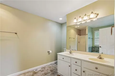 Bath - 1380 Bluff Dr, Osage Beach, MO 65065 photo 3 of 6
