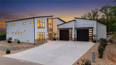 300 Beachnut Dr, Sunrise Beach, MO 65079