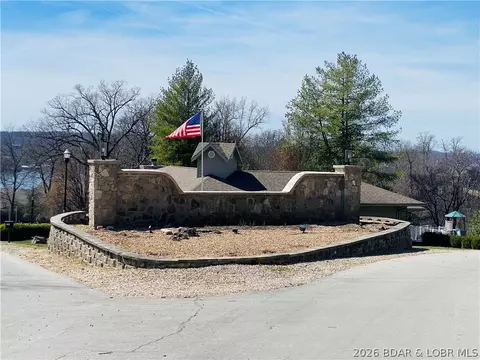 1004 Beacon Ridge Dr, Lake Ozark, MO 65049