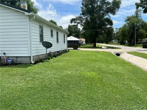 Exterior - 424 W Washington, Versailles, MO 65084 photo 2 of 13