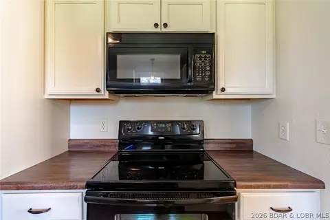 Kitchen - 4 Kiefer Rd, Lake Ozark, MO 65049 photo 7 of 8