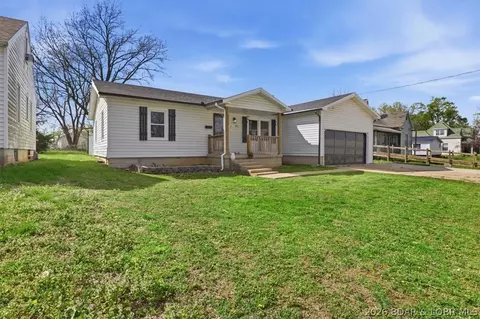305 N Van Buren St, Versailles, MO 65084