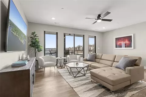 182 Vintage Dr #2F, Four Seasons, MO 65049