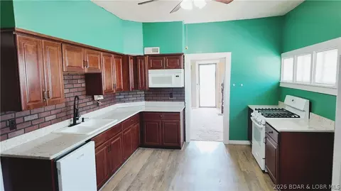 Entry Way - 112 Aurora St, Eldon, MO 65026 photo 3 of 5