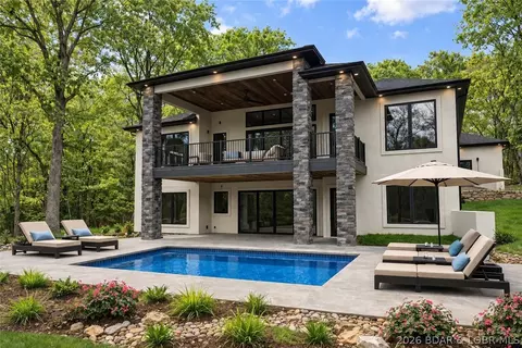 241 Grand View Dr, Sunrise Beach, MO 65079