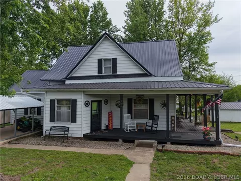 306 Vine St, Stover, MO 65078