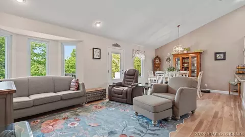 191 Park Place Dr, Kaiser, MO 65047