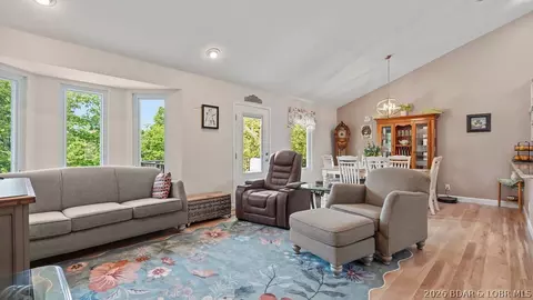 191 Park Place Dr, Kaiser, MO 65047