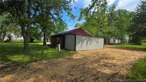 Exterior - 205 S Maple St, Versailles, MO 65084 photo 4 of 9