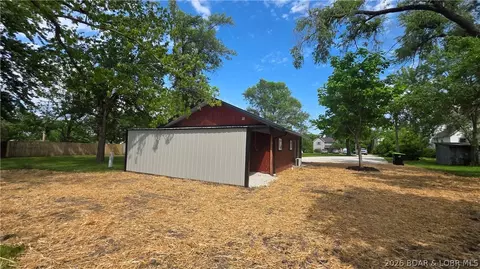 Exterior - 205 S Maple St, Versailles, MO 65084 photo 5 of 9