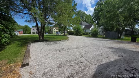 Exterior - 205 S Maple St, Versailles, MO 65084 photo 1 of 9