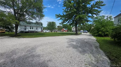 Exterior - 205 S Maple St, Versailles, MO 65084 photo 2 of 9
