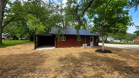 Exterior - 205 S Maple St, Versailles, MO 65084 photo 6 of 9