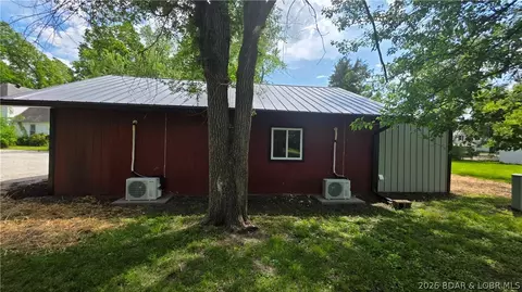 Exterior - 205 S Maple St, Versailles, MO 65084 photo 3 of 9