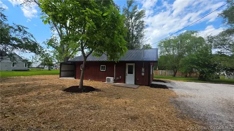 Exterior - 205 S Maple St, Versailles, MO 65084 photo 7 of 9