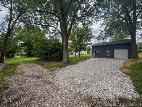 Exterior - 307 S Maple, Versailles, MO 65084 photo 8 of 10