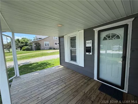 Exterior - 307 S Maple, Versailles, MO 65084 photo 3 of 10