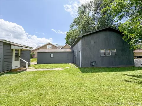 Exterior - 307 S Maple, Versailles, MO 65084 photo 2 of 10