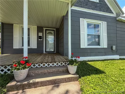 Exterior - 307 S Maple, Versailles, MO 65084 photo 4 of 10